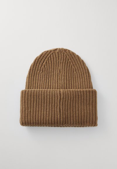 Bruine gebreide beanie met verticale ribbels, met een omgeslagen ontwerp en een zachte textuur, geschikt voor koud weer.