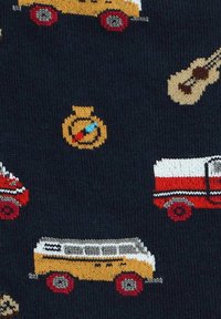 Dzianina z kolorowymi wzorami samochodów, kompasu i gitary na ciemnoniebieskim tle, z różnorodnymi fakturami widocznymi w przeszyciach.