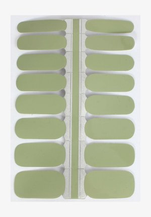 Des bandes adhésives pour ongles vertes en forme de rectangle arrondi, disposées sur un support blanc avec une bande adhésive transparente au centre.
