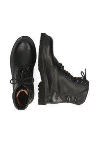 Botas de cuero negro con un acabado texturizado, punta redondeada, diseño de cordones y una suela de goma gruesa con patrón de agarre.