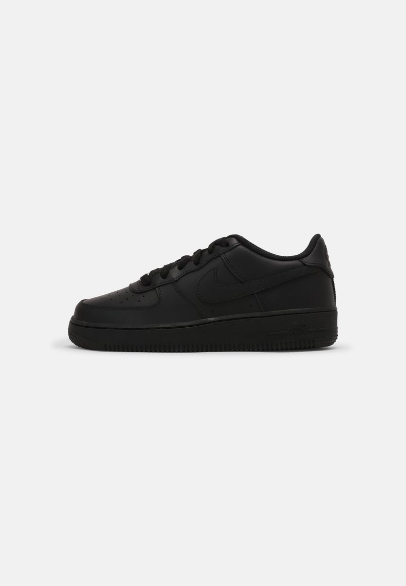 Svarta lädersneakers med en slät yta, rund tå, platta skosnören och en gummisula. Nike-logotypen är präglad på sidan.