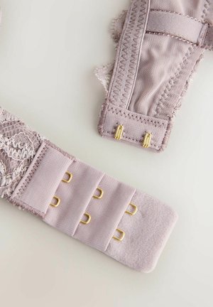 Spitzen- und Stoff-BH-Verschluss in sanftem Mauve mit goldfarbenen Beschlägen. Verfügt über verstellbare Träger, drei Haken- und Ösenverschlüsse sowie strukturierten Stoff.