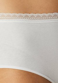 Mutande bikini in cotone di colore grigio chiaro con un delicato bordo in pizzo bianco alla vita. Textura liscia con un design senza cuciture.