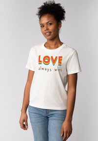 Weißes Baumwoll-T-Shirt mit kräftigem, mehrfarbigem Schriftzug "LOVE" in Regenbogenstreifen und "always wins" in Braun. Kurzärmlig, Rundhalsausschnitt.