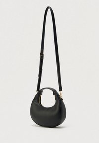 Sac à main en cuir noir avec une forme courbée, doté d'une poignée supérieure et d'une bandoulière amovible. Accessoires en métal doré et détail zippé.