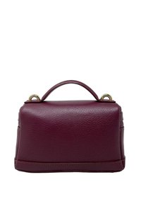 Bordeaux leren handtas met een gestructureerd oppervlak, rechthoekige vorm, ronde hengsels aan de bovenkant en gouden hardware-accenten.