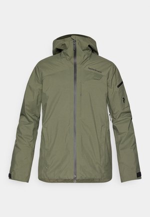 Olijfgroen waterdicht jack met een hoge kraag, verstelbare capuchon, ritssluiting aan de voorkant en meerdere zakken. Gladde textuur, minimalistisch ontwerp.