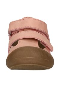Rosa Sandale mit zwei verstellbaren Riemen, ausgeschnittenen Seiten und einer strukturierten Gummisohle in Braun. Das Material wirkt weich und flexibel.