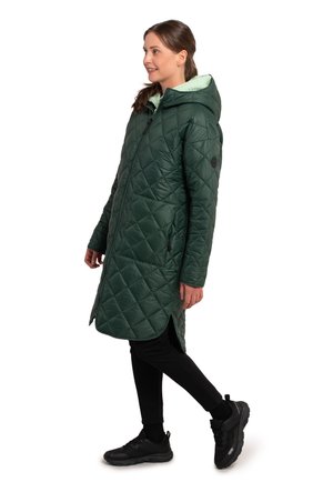 Manteau long matelassé vert avec capuche, doté d'une doublure intérieure vert clair contrastante, d'accents noirs et de poches latérales.