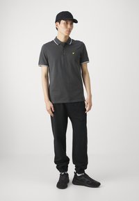 Lyle & Scott TIPPED - Polo majica - gun metal/white
