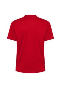 Czerwona koszulka sportowa z krótkim rękawem, wykonana z lekkiego materiału odprowadzającego wilgoć, z okrągłym dekoltem i gładką fakturą.