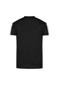 T-shirt nero a maniche corte con strisce bianche di accento sulle spalle, realizzato in tessuto liscio e con colletto girocollo standard.