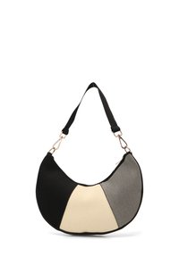 Bolso tipo hobo con un diseño de patchwork en negro, beige y gris, hecho de una tela texturizada con herrajes en tono dorado y una correa ajustable.