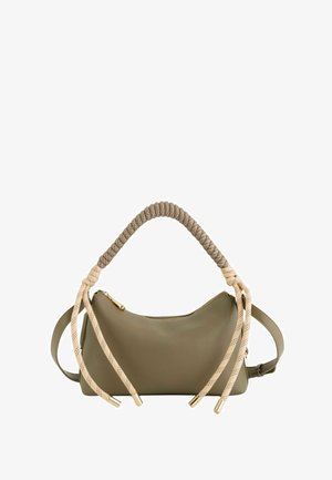 Sac à main en cuir vert olive avec une poignée texturée enveloppée de cordons beige et noir, doté d'une fermeture éclair et d'une bandoulière ajustable.