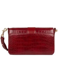 Borsa in pelle rossa con embossing a crocco, accentata con pelle liscia, forma rettangolare, tracolla removibile e hardware dorato.