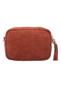 Sacca in suede color ruggine, di forma rettangolare, con una cerniera dorata e un tassello decorativo su un lato. Texture morbida e design semplice.