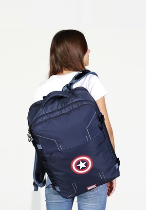 Marineblauwe rugzak met een opvallend Captain America schildlogo, voorzien van dubbele schouderbanden, ritsen en zijvakjes van gaas.