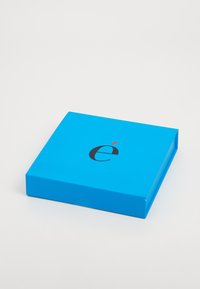 Scatola rettangolare blu brillante, con una finitura liscia opaca. Presenta un logo "e" stilizzato nero prominente con un accento rosso sopra.