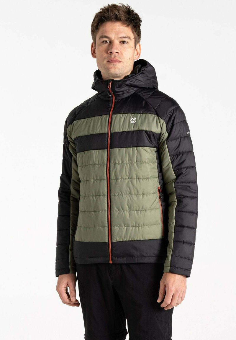 Padded Hooded-Jacke mit grünen und schwarzen Farbblöcken, Reißverschluss, elastischen Bündchen und sichtbarem Logo, strukturiertem Oberflächen und kontrastierendem orangefarbenem Reißverschluss.