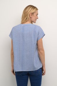 Blusa de manga corta a rayas azul y blanca con cuello redondo y corte holgado, hecha de una tela ligera, con una textura sutil.