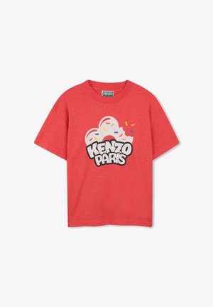 Czerwona bawełniana koszulka z grafiką białej chmurki z kolorowymi posypkami oraz napisem "KENZO PARIS" w pogrubionych czarnych literach na środku.