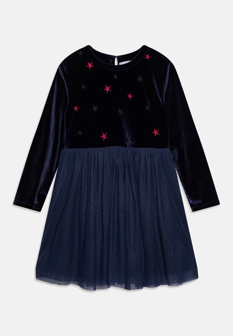 Navy fluwelen jurk met lange mouwen, sterbroderie in rood en marineblauw, gelaagde tule rok, ronde halslijn en knoopsluiting aan de achterkant.