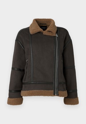 Brun fuskmockajacka med shearlingkrage och manschetter, med svarta läderdetaljer och dragkedja framtill. Strukturerad yta, kort design.