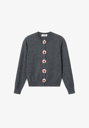 Cárdigan gris con cuello redondo, que presenta seis botones en forma de flor con centros rojos y pétalos blancos, hecho de un tejido suave.
