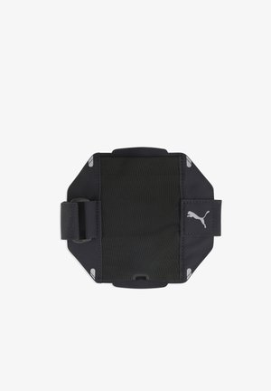 Brazalete negro hecho de una tela duradera con correas ajustables, que presenta un logo gris de Puma y acentos reflectantes para mayor visibilidad.