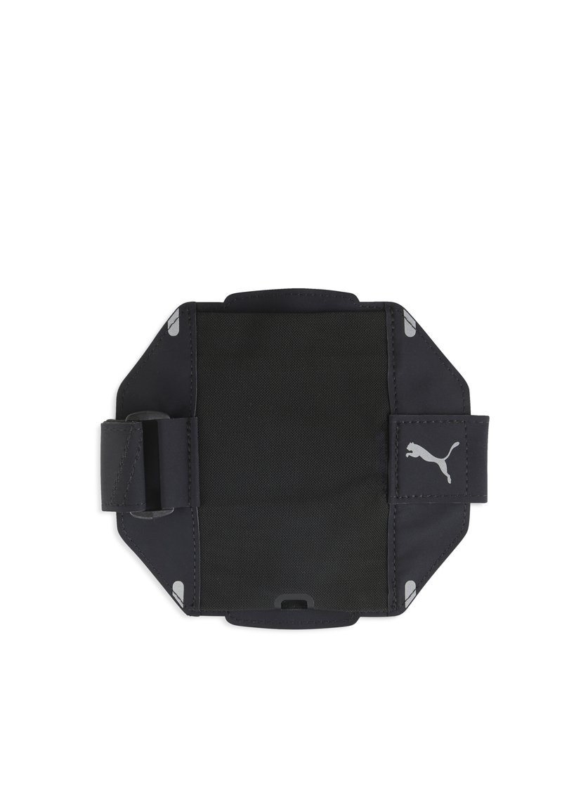 Bras de soutien noir en tissu durable avec des sangles ajustables, arborant un logo Puma gris et des accents réfléchissants pour plus de visibilité.