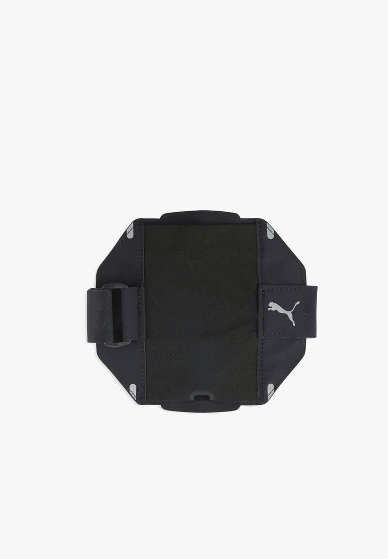 Bras de soutien noir en tissu durable avec des sangles ajustables, arborant un logo Puma gris et des accents réfléchissants pour plus de visibilité.