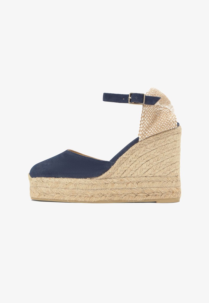 Espadrille compensée bleu marine avec semelle plateforme en corde tressée et bride de cheville dotée d'une boucle métallique et contrefort de talon tissé.