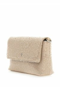 Beżowa torebka kopertowa z cekinami, z klapką, charakteryzująca się gładką fakturą i małym metalowym akcentem z przodu.