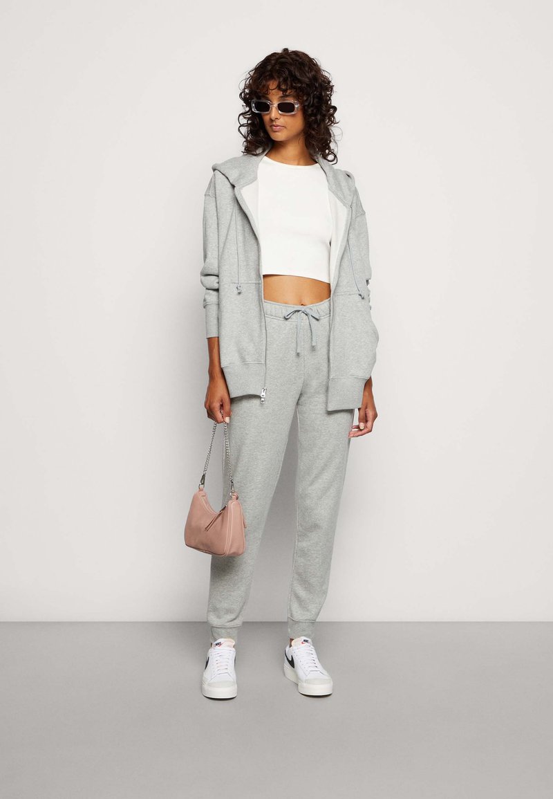 NIKE PANT JOGGER CLUB GRIS - PANTALON FEMME