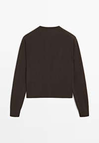 Hnědý pletený svetr s dlouhými rukávy, žebrovaným výstřihem a krátkým střihem. Hladká textura, s minimem detailů a bez vzorů.