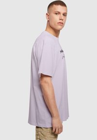 Merchcode JUST START HEAVY   - T-shirts print - lilac