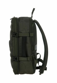 Zaino verde in nylon con più scomparti, spallacci regolabili e fibbie laterali. Presenta un pannello in rete sul lato per la ventilazione.
