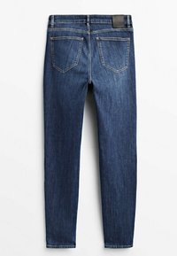 Mörkblå jeans med smal passform, med en midjebrand, fem fickor och stickningsdetaljer. Tyget har en jämn textur.