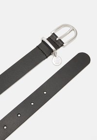 Cinturón de cuero negro con hebilla de metal plateado, textura suave, múltiples agujeros para ajuste y un charm redondo adjunto.