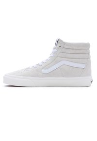 Adidași înalți din suede gri deschis, cu șireturi albe și o bandă laterală albă caracteristică. Glezna texturată și talpa cu amortizare.