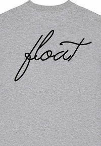 Šedé tričko s velkým černým kurzivním textem "float" na horní části zad, s měkkou, texturovanou povrchovou úpravou.
