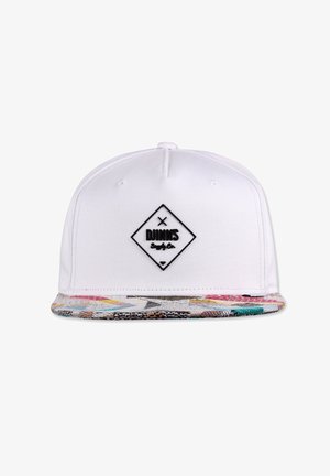 Casquette snapback blanche avec un logo en forme de diamant noir à l'avant et une visière colorée et à motifs comportant divers designs géométriques.