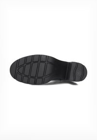 Sole in gomma nera con battistrada lavorato, forma piatta e tallone rinforzato. Superficie testurizzata per aderenza e durata. Dettaglio del logo tondeggiante incluso.