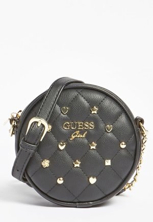 Sac à main rond en cuir matelassé noir avec des clous dorés en forme de cœur, d’étoile et de cercle, bandoulière ajustable et logo doré "GUESS Girl".
