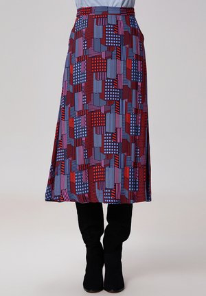 Une jupe mi-longue avec un motif géométrique dans des teintes rouges, bleues et grises. Le matériau semble léger avec une texture lisse.