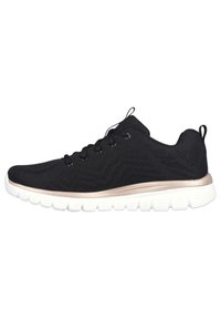 Baskets de sport noires avec une tige en tricot texturé, un système de laçage, une semelle intermédiaire avec un accent doré, et une semelle blanche rembourrée avec des rainures flexibles.