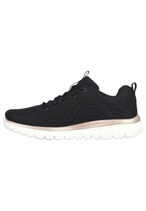 Baskets de sport noires avec une tige en tricot texturé, un système de laçage, une semelle intermédiaire avec un accent doré, et une semelle blanche rembourrée avec des rainures flexibles.