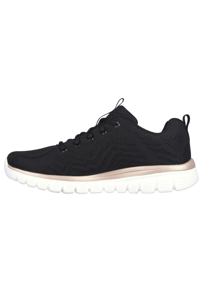 Baskets de sport noires avec une tige en tricot texturé, un système de laçage, une semelle intermédiaire avec un accent doré, et une semelle blanche rembourrée avec des rainures flexibles.