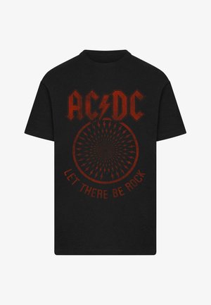 Camiseta de algodón negra con un diseño gráfico rojo que incluye "AC/DC" y "LET THERE BE ROCK", rodeado de patrones de rayos.