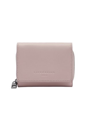 Portafoglio in pelle rosa con una consistenza liscia, chiusura a zip e logo embossato sulla parte anteriore. Design compatto e rettangolare con bordi puliti.
